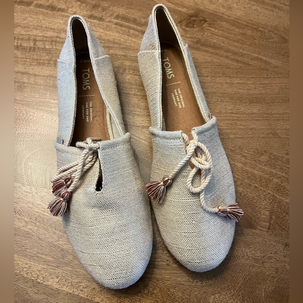 Tom’s Metallic Pom Pom Flats Size 8.5